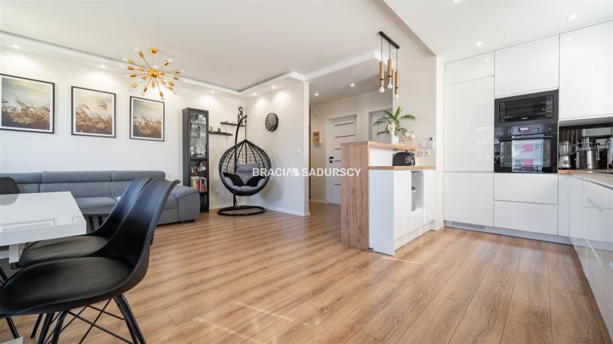 GUSTOWNE, Z DUŻYM BALKONEM W NOWYM BUDOWNICTWIE - zdjęcie 1