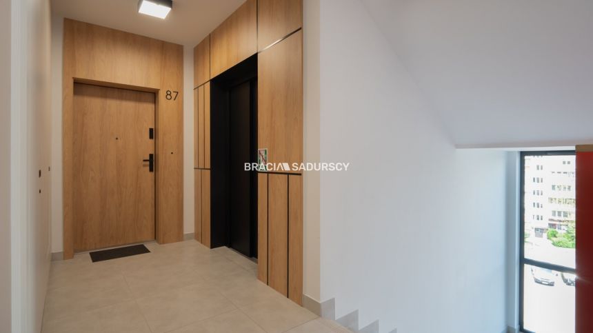 Jasna i wygodna kawalerka w apartamentowcu miniaturka 17