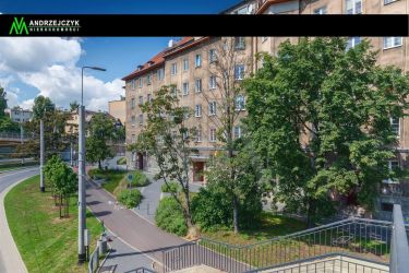 Pokój z aneksem kuchennym i prywatną łazienką.