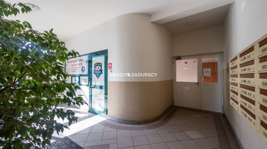Komfortowe przestronne mieszkanie w apartamentowcu miniaturka 22