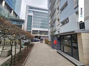 Przy samym metrze ONZ