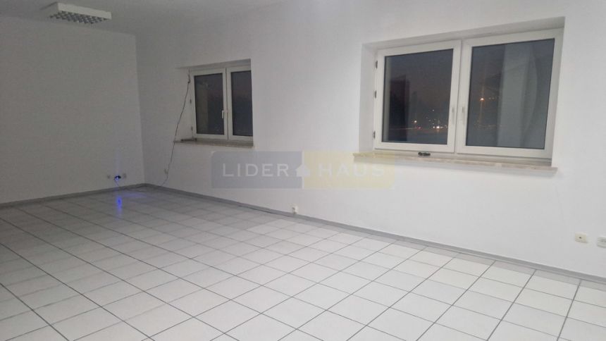 Lokal z ekspozycją na E-7 miniaturka 2