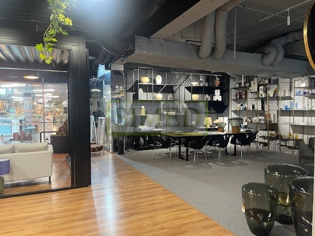 Showroom ,otwarta przestrzeń,przy wejściu ,ochrona miniaturka 3