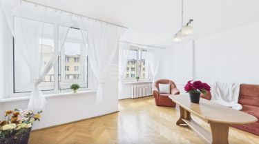 3 pokoje z oddzielną kuchnią i balkonem