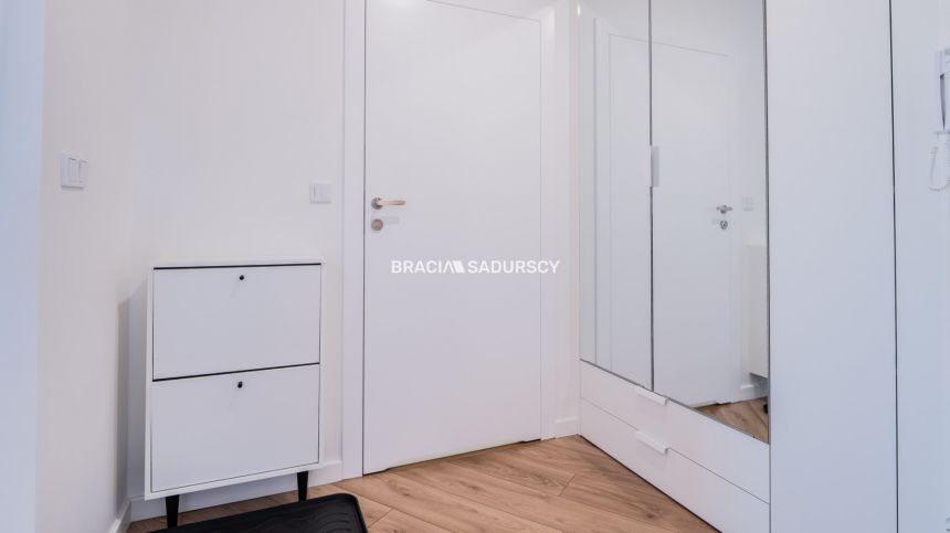 Jasna i wygodna kawalerka w apartamentowcu miniaturka 8