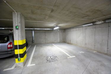 Miejsca parkingowe w garażu podziemnym