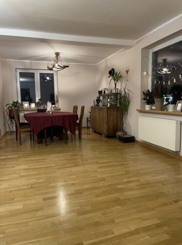 Komfortowy dom z ogrodem i garażem.