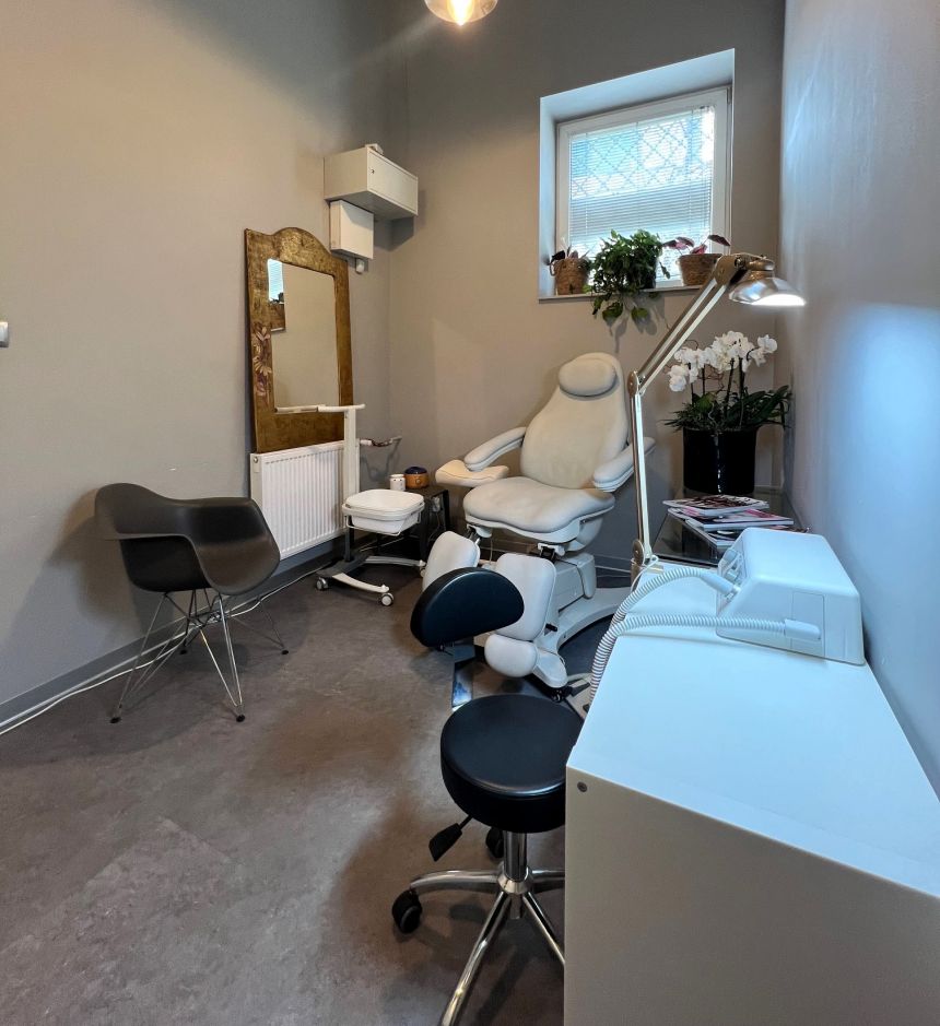 WYNAJEM dwóch stanowisk MANICURE oraz niezależnego pomieszczenia do zabiegów miniaturka 5