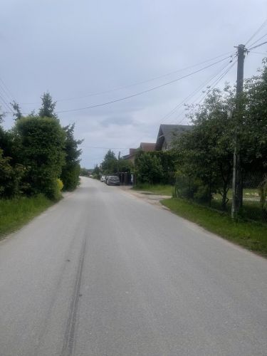 Działka 879 m² – media w drodze, las, SKM.