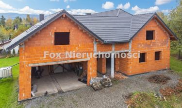 Duży luksusowy dom w stanie surowym otwartym