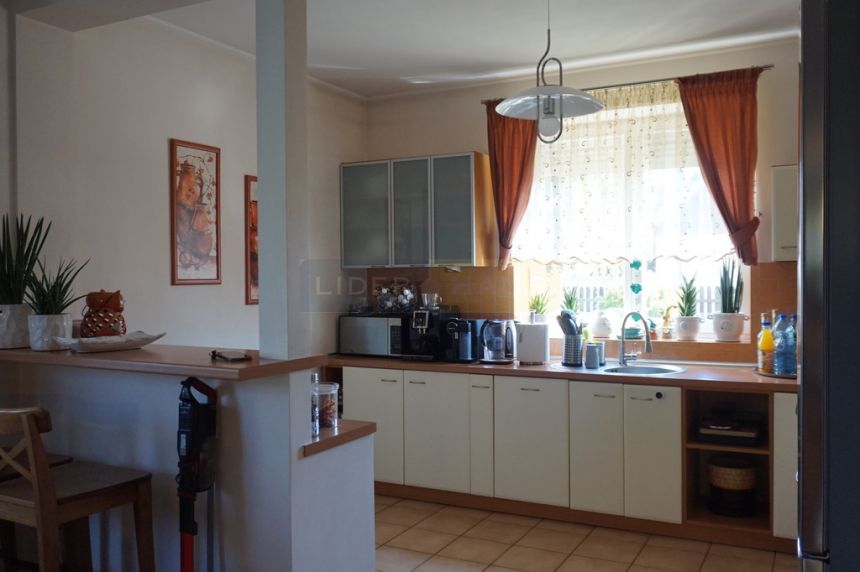 Wolnostojący w pięknym ogrodzie miniaturka 10