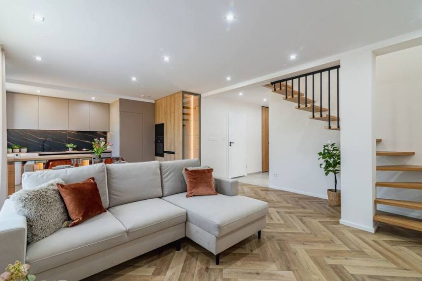Na sprzedaż dwupoziomowy apartament z ogródkiem - zdjęcie 1