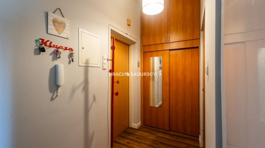 Komfortowe przestronne mieszkanie w apartamentowcu miniaturka 16
