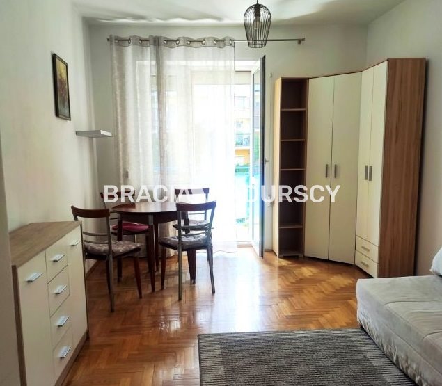 KAWALERKA OSOBNA KUCHNIA BALKON PRĄDNIK CZERWONY miniaturka 4