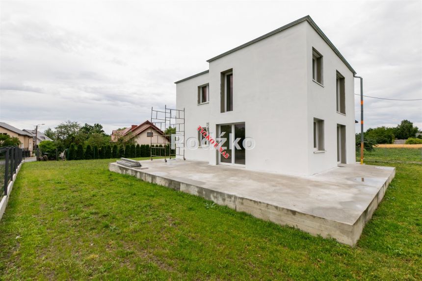 Dom w stanie deweloperskim z fotowoltaiką. - zdjęcie 1