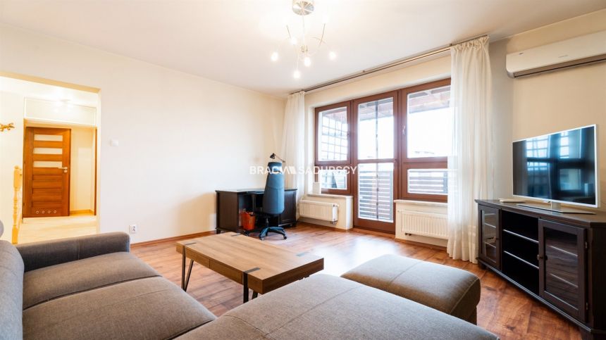 2pok z dużym balkonem i miejscem postojowym. miniaturka 2