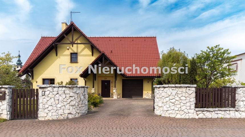 Przestronny dom z garażem w bryle - zdjęcie 1