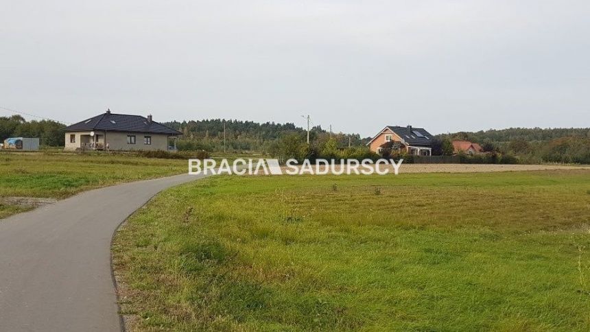 Inwestycyjna działka budowlana - zdjęcie 1