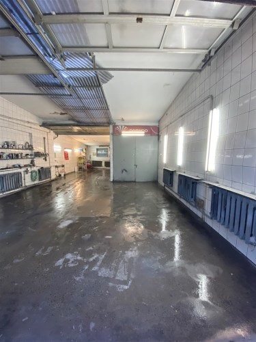 Warsztat samochodowy z wyposażeniem