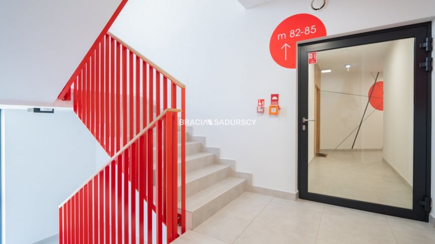 Jasna i wygodna kawalerka w apartamentowcu miniaturka 14