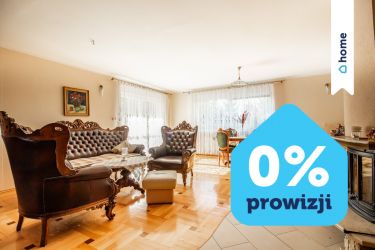 Dom z pięknie zadbanym ogrodem w pobliżu lasu