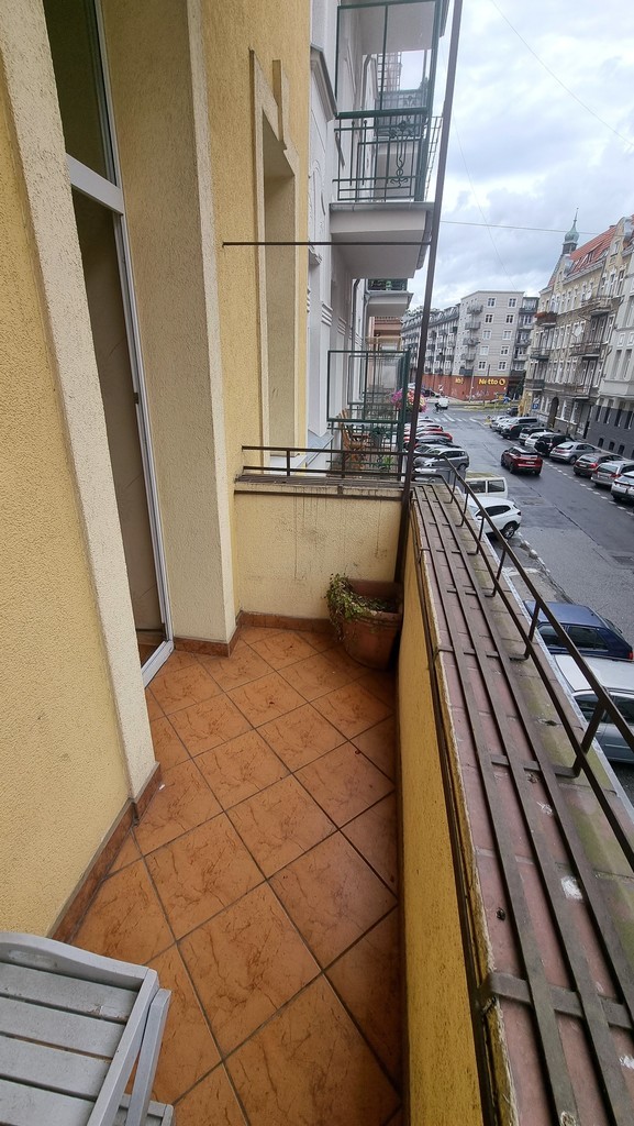 odrestaurowana kamienica, I piętro, balkon miniaturka 7