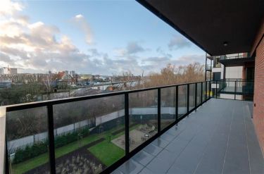 APARTAMENT  na 3 PIĘTRZE Z  TARASEM W STANIE DEWEL