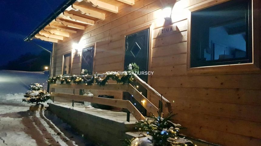 Dwa drewniane domy z czterema lokalami miniaturka 40