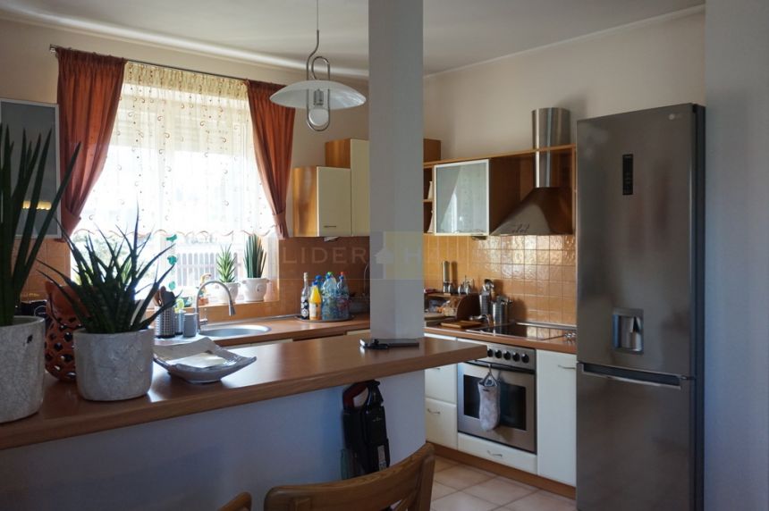 Wolnostojący w pięknym ogrodzie miniaturka 11