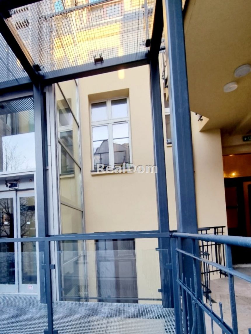 Kawalerka w centrum w stanie deweloperskim - zdjęcie 1