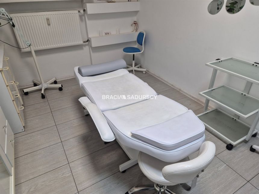 Działający fryzjer odstąpi lokal 64m2 miniaturka 6