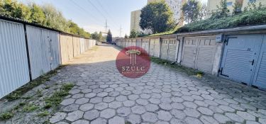 Funkcjonalny garaż z regałami i oświetleniem.