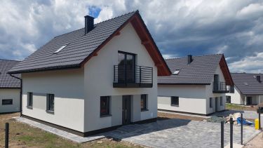 Komfortowy nowy dom w zielonej okolicy