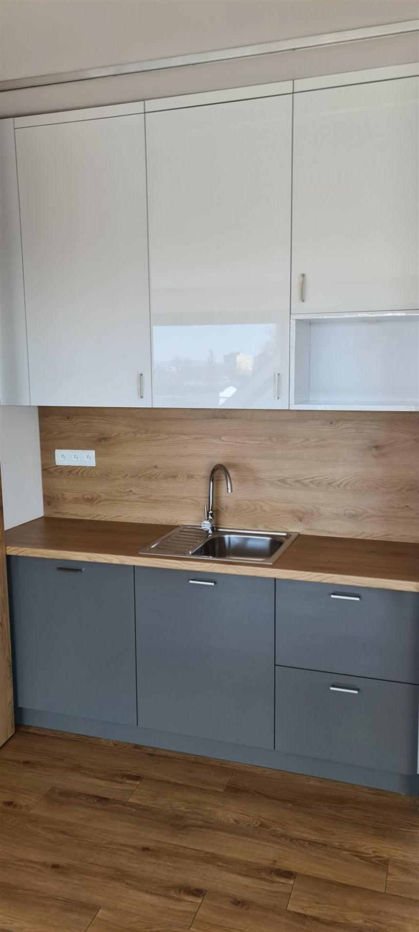 nowy lokal w kameralnym biurowcu z dużym parkingie miniaturka 4