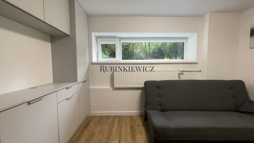 KAWALERKA TUŻ PRZY STACJI METRA POLE MOKOTOWSKIE miniaturka 4