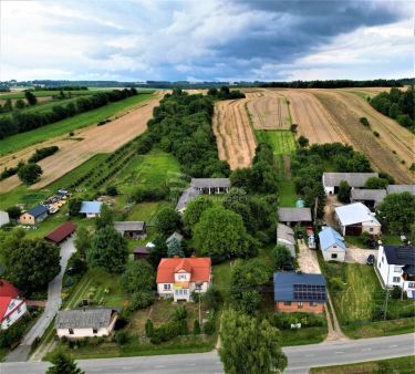 Dom z zabudowaniami gospodarczymi w Sadach