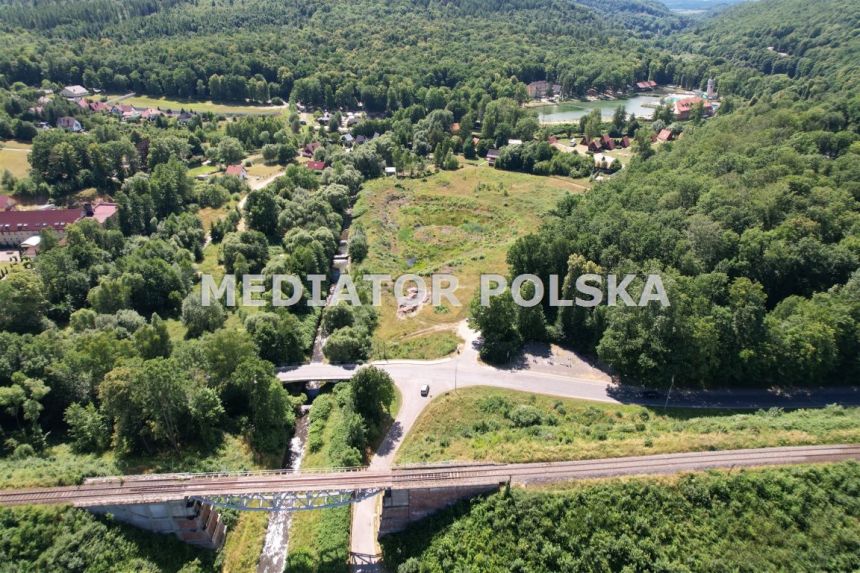 Nieruchomość inwestycyjna u podnuży Gór Opawskich - zdjęcie 1