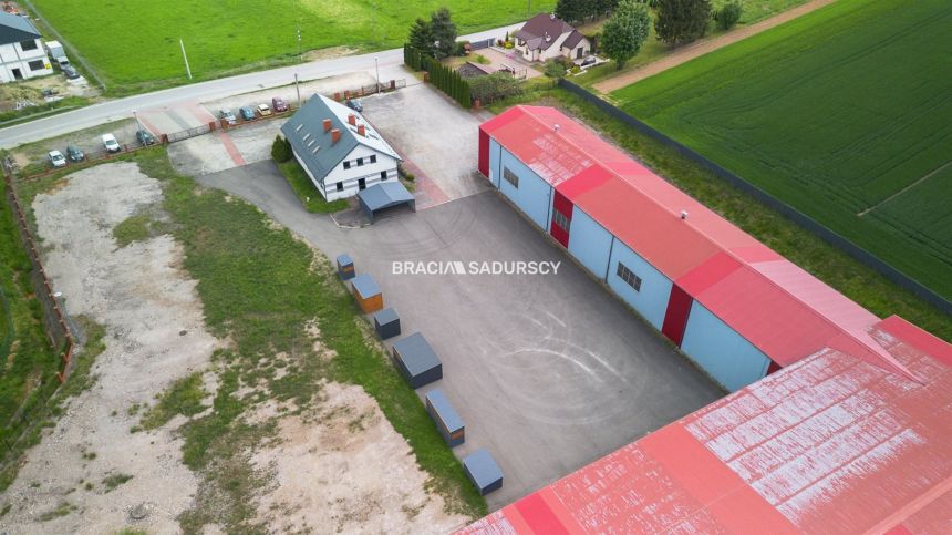 Atrakcyjna hala produkcyjna z suwnicami miniaturka 27
