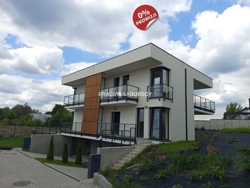 Nowoczesny dom w zielonej okolicy - zdjęcie 1