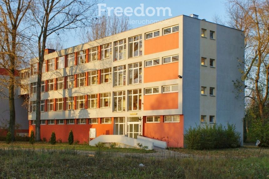 Budynek biurowy na sprzedaż w przemysłowej części Tomaszowa Mazowieckiego - zdjęcie 1