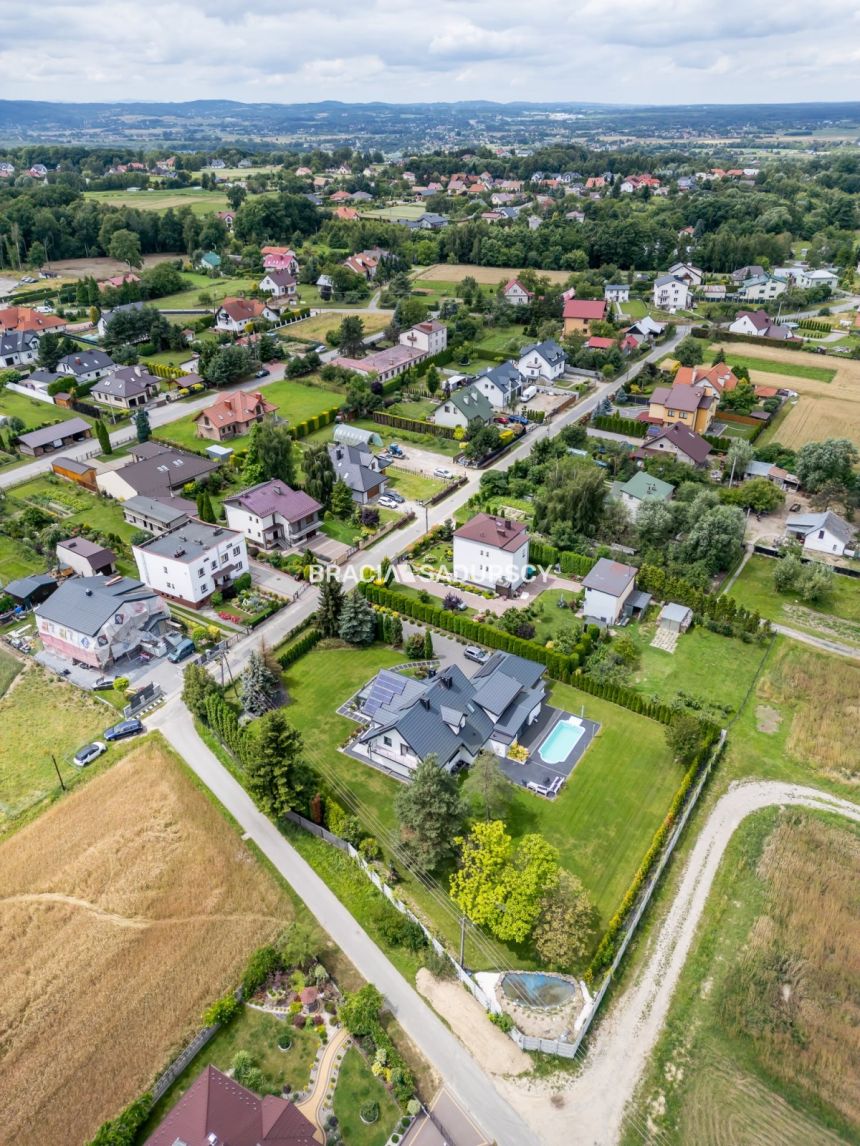 Wysoki standard, działka 23 ar, 4 sypialnie, basen miniaturka 43