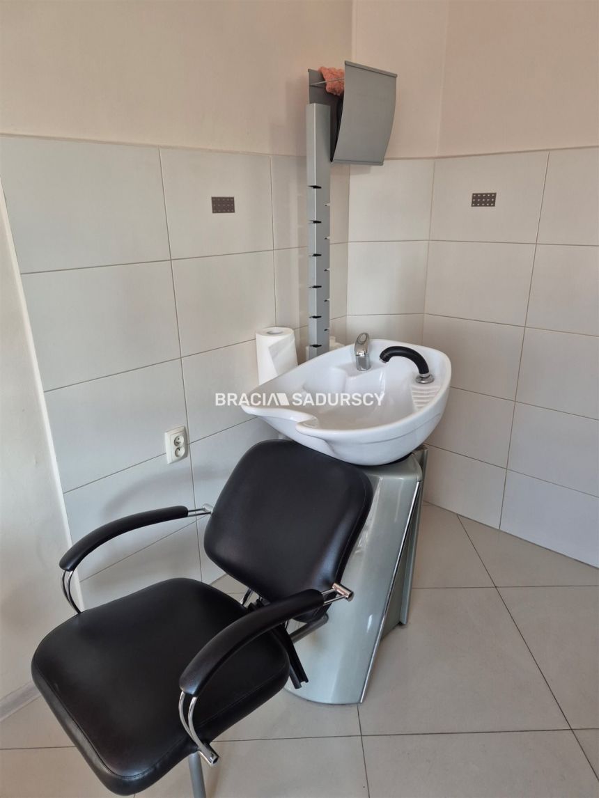 Działający fryzjer odstąpi lokal 64m2 miniaturka 7