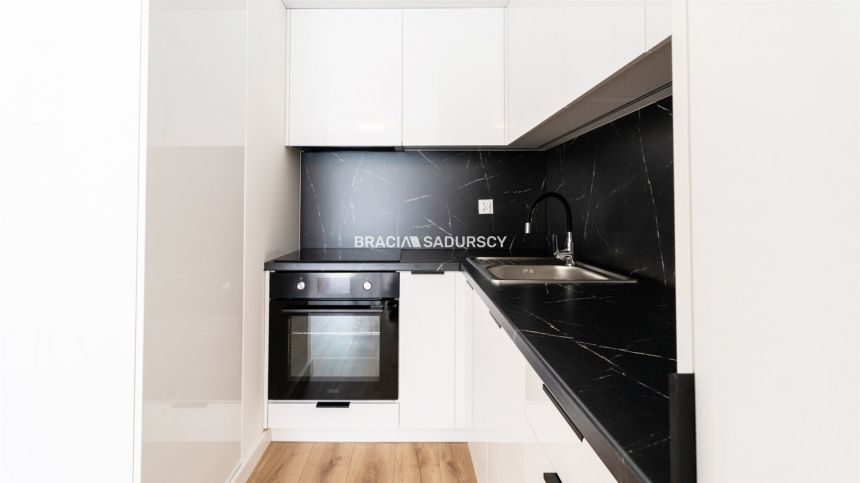 2 pok 40m2 z balkonem i tarasem na dachu budynku miniaturka 4
