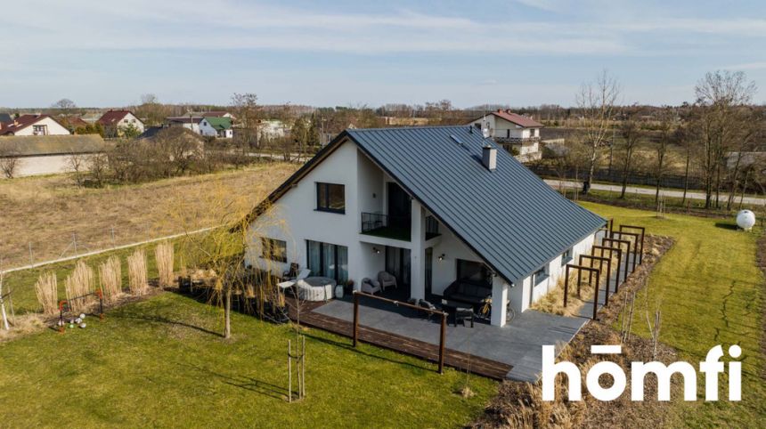 Dom w  industrialnym klimacie z prywatnym stawem miniaturka 14