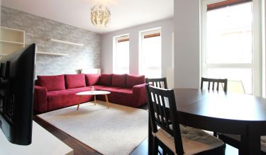 Salon z aneksem kuchennym, duży balkon + piwnica+miejsce parkingowe w hali
