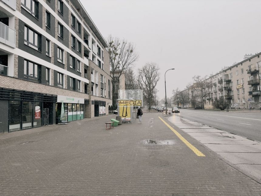 Duży ruch pieszy, witryna, wejście z ulicy Metro miniaturka 11