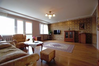 2 pokoje, duży salon, brak gazu, balkon, parking