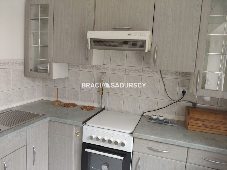 KAWALERKA OSOBNA KUCHNIA BALKON PRĄDNIK CZERWONY miniaturka 9