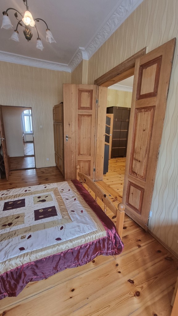 odrestaurowana kamienica, I piętro, balkon miniaturka 13