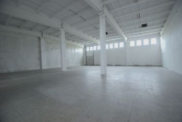 Hala 390 m2 + biuro 110 m2, ogrzewane, murowane